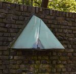 Detailopname van de metalen lamp aan de ingang.
              <br/>
              Richard Keijzer, 2014-05-31